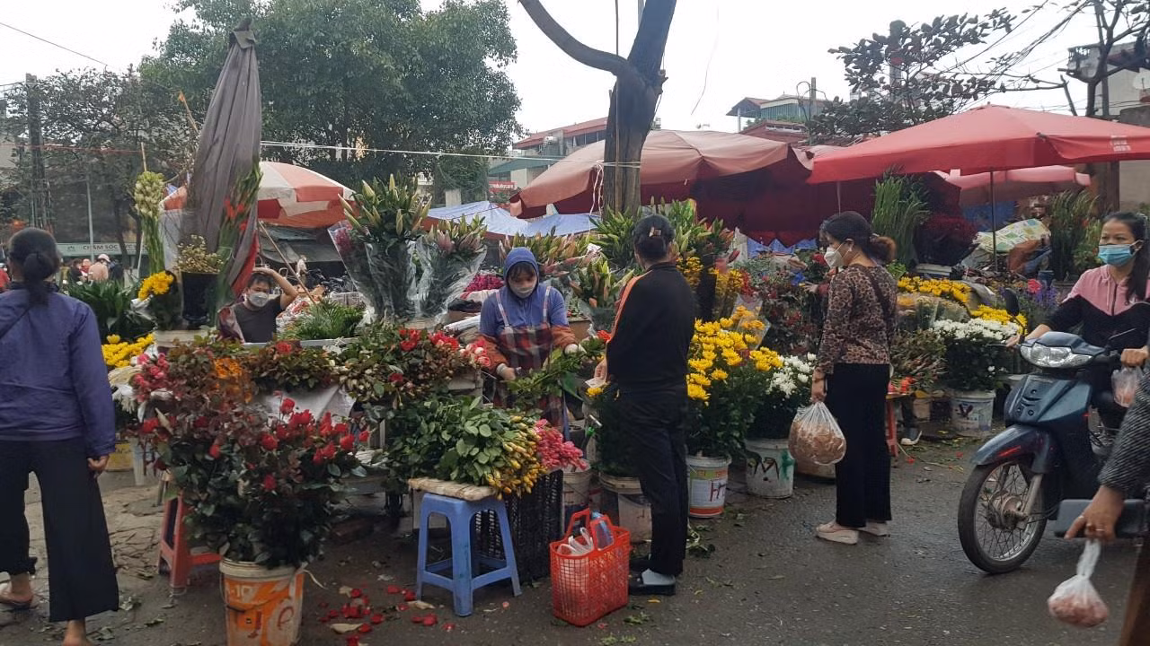 Hoa tăng giá gấp đôi so với ngày thường. Hoa cúc: 9.000 đồng/bông; hoa hồng: 8.000 đồng/bông; hoa ly: 40.000 đồng/cành 3 tai; 60.000 đồng/cành 5 tai...