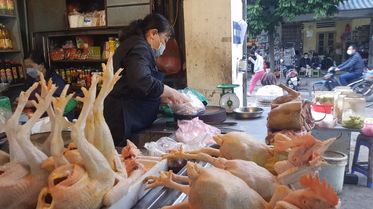 Chỉ trong một buổi sáng, chị Bích Thảo (tiểu thương bán gà tại Long Biên, Hà Nội) bán được 30 con gà. Giá gà tăng mạnh lên 160.000 đồng/kg đã được làm sạch. "Nhiều gia đình chọn gà tầm hơn 1 kg đến 2 kg đổ lại. Gia đình tôi huy động người làm từ 3 giờ sáng, thịt sẵn để người dân kịp mua về cúng", chị Thảo nói.