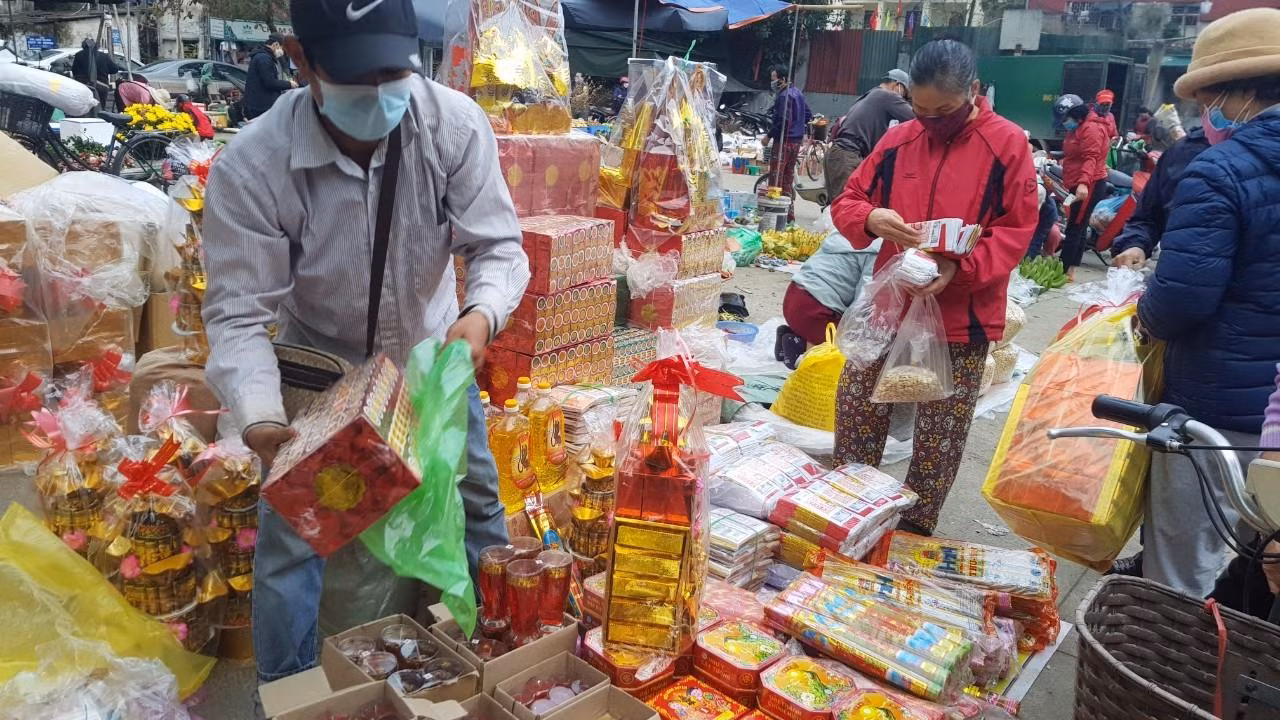 Vàng mã, bộ cúng ông Công ông Táo là mặt hàng bán chạy nhất tại các chợ. Bộ cúng to giá 90.000 đồng/ bộ, bộ vừa: 60.000 đồng/bộ...