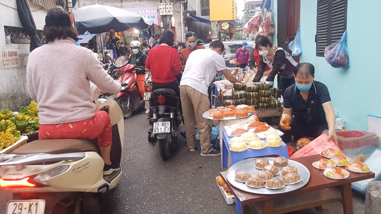 Xôi, bánh chưng là mặt hàng không thể thiếu nên từ sáng sớm, ngõ chợ tại Nguyễn Văn Cừ (Long Biên, Hà Nội) tắc đường vì người dân đỗ xe lại mua bán quá đông. Xôi gấc: 30.000 đồng/đĩa, bánh chưng: 50.000 đồng/bánh.