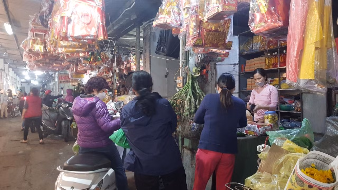 Cau tươi là mặt hàng nhiều khách lựa chọn. Cau đẹp lên tới 15.000 đồng/quả, loại quả nhỏ giá 10.000 đồng.