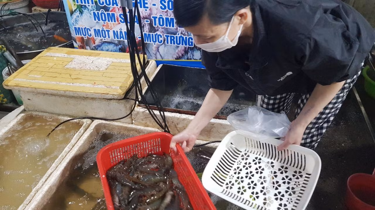 Tôm biển ngày thường có giá 250.000 đồng/kg nay tăng lên 400.000 đồng/kg. Chị Thu Hoa, bán tôm tại chợ Diêm Gỗ (Long Biên, Hà Nội) cho biết: "Từ 5 giờ sáng, tôi đã bán 10 kg tôm. Nhiều gia đình mua vài kg nhưng có gia đình chỉ mua 6 con tôm về làm cỗ. Chỉ riêng một buổi sáng, tôi bán gấp 4 lần so với ngày thường. Ngày hôm nay, giá tôm nhập cao nên giá bán ra cao".
