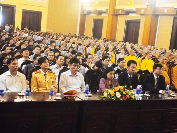 Đông đảo đại biểu Ủy ban ANGT Quốc gia và các Tăng ni, Phật tử về dự lễ cầu siêu. Ảnh: Tuấn Nguyễn