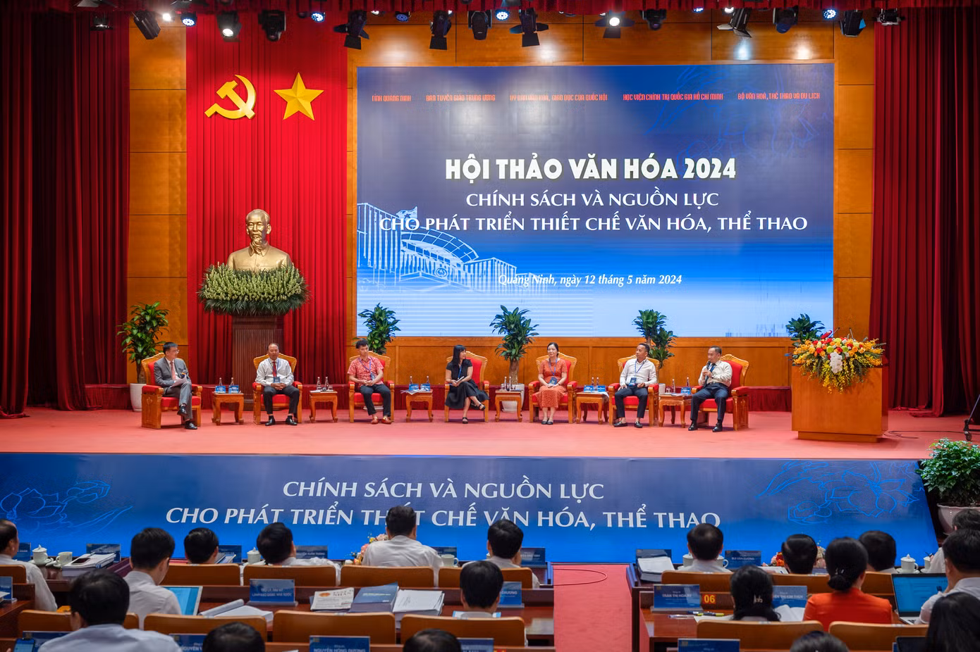 Các đại biểu trong phiên thảo luận bàn tròn.