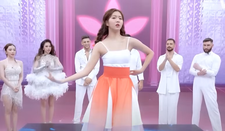 Minyoung và Lee Hooyeon mang đến sân khấu Bước nhảy hoàn vũ hai tiết mục múa dịu dàng, uyển chuyển.
