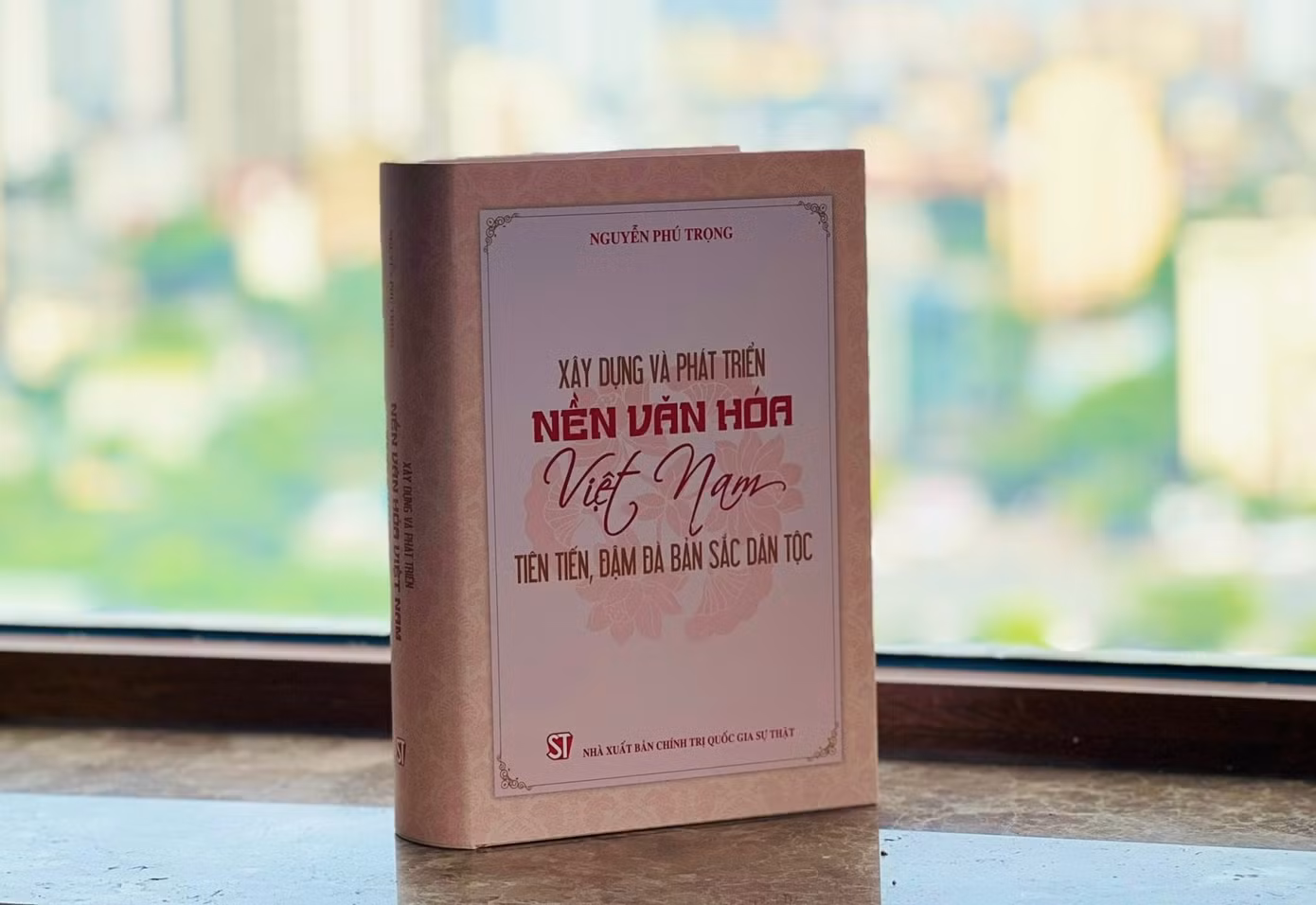 Đây là cuốn cẩm nang cho đội ngũ cán bộ, đảng viên và nhân dân ta trong sự nghiệp xây dựng và phát triển nền văn hóa Việt Nam tiên tiến, đậm đà bản sắc dân tộc.