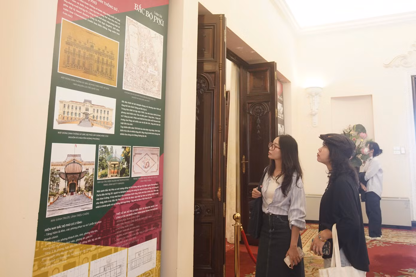 Người dân háo hức khám phá một không gian kiến trúc đầy hoài niệm quá khứ vừa ngập tràn những thiết kế mới mẻ. Đây cũng là lần đầu các cánh cửa của Bắc Bộ Phủ mở ra, đón công chúng tham quan, khám phá.