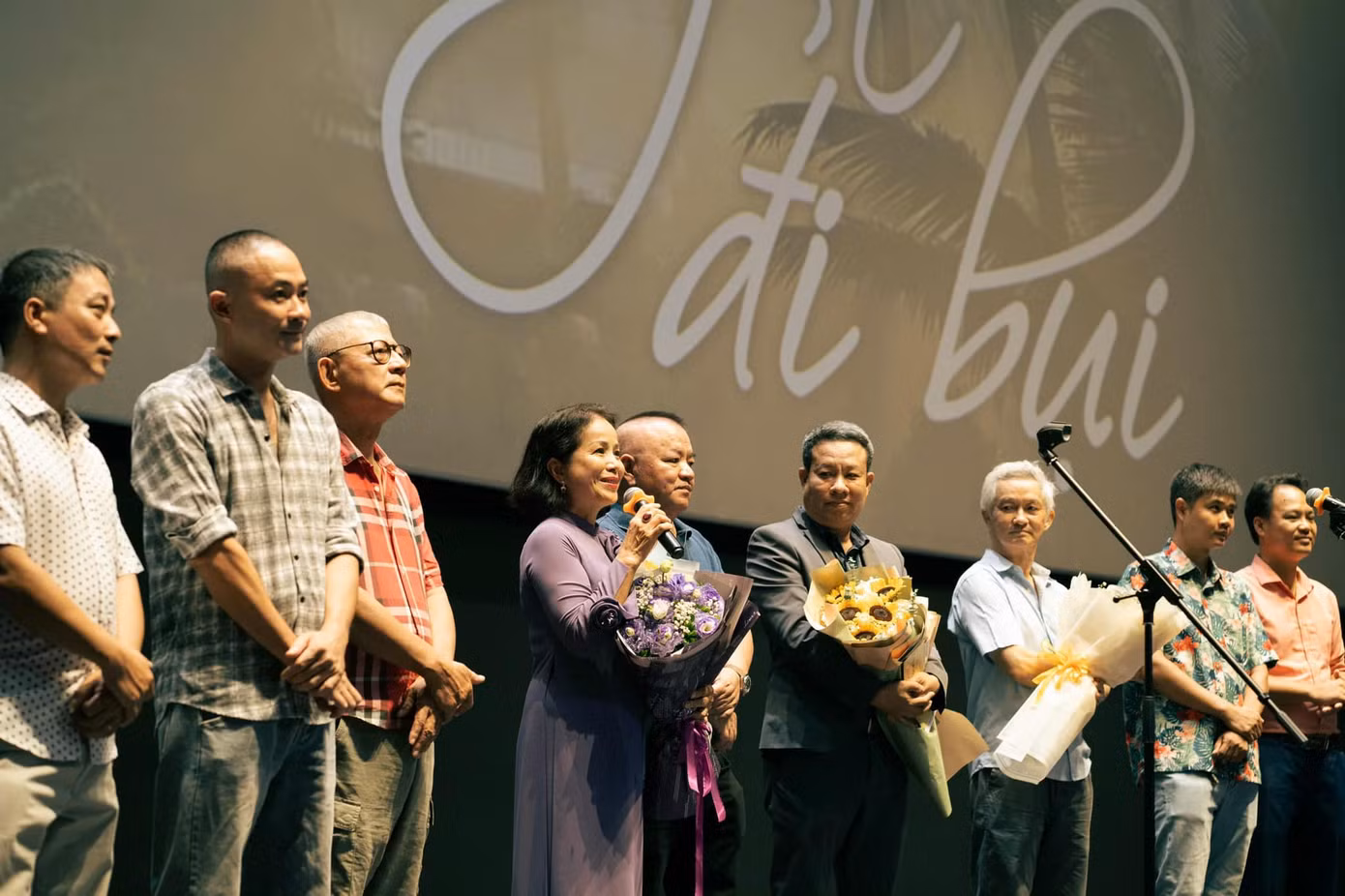 Sau thời gian dài sinh sống ở Singapore, NSƯT Minh Trang về nước và góp mặt trong dự án điện ảnh Bà già đi bụi. Đây tiếp tục là tác phẩm sử dụng nguồn ngân sách Nhà nước. Tuy nhiên, Bà già đi bụi là tác phẩm đầu tiên sử dụng ngân sách Nhà nước thông qua hình thức đấu thầu.