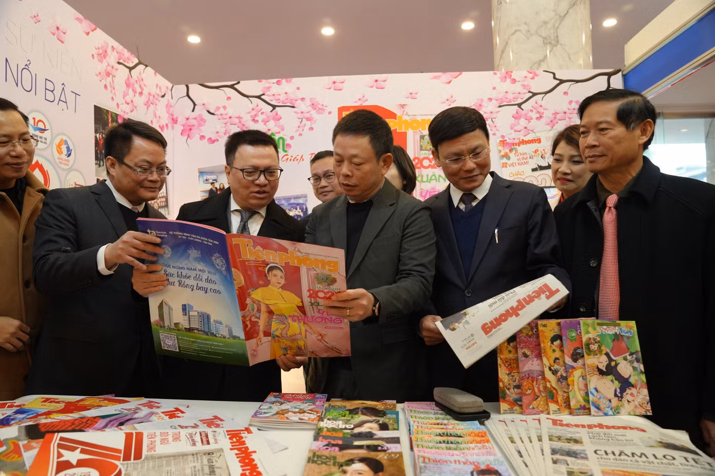 Gian trưng bày báo Tiền Phong tại Hội báo Xuân Giáp Thìn - Hà Nội 2024. Ảnh: TRỌNG QUÂN