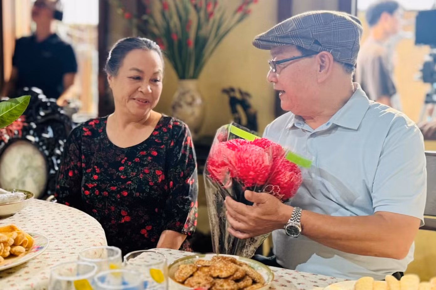 NSƯT Thanh Quý và NSND Tiến Đạt trong cảnh quay cuối Hoa sữa về trong gió.