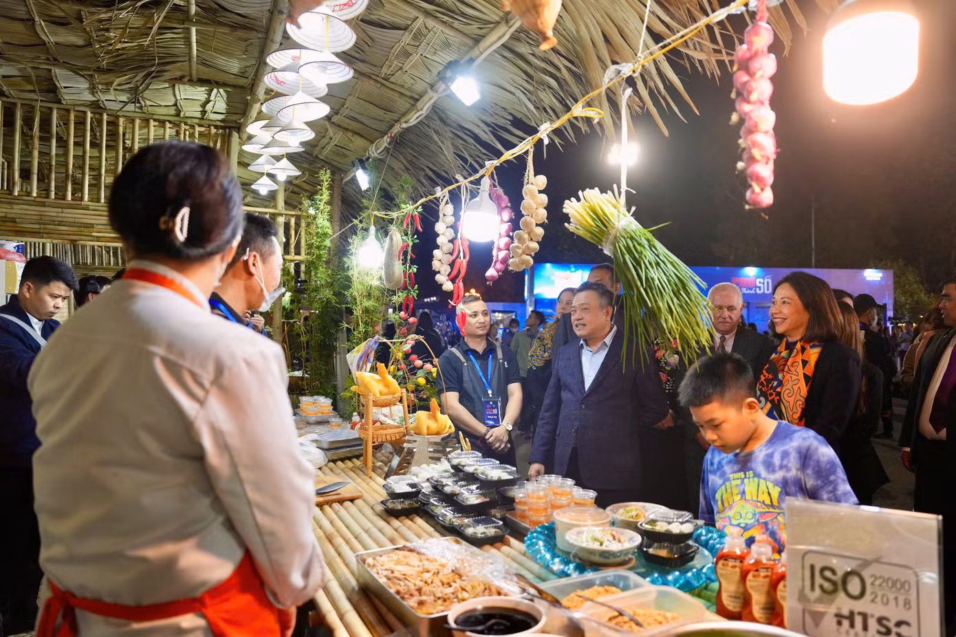 Lựa chọn phở là điểm nhấn, BTC bố trí hàng loạt gian hàng giới thiệu phở Hà Nội. Tại lễ hội có gian hàng của phở Thìn Bờ Hồ, phở gà 37 Hùng Vương, phở xào, phở cuốn...