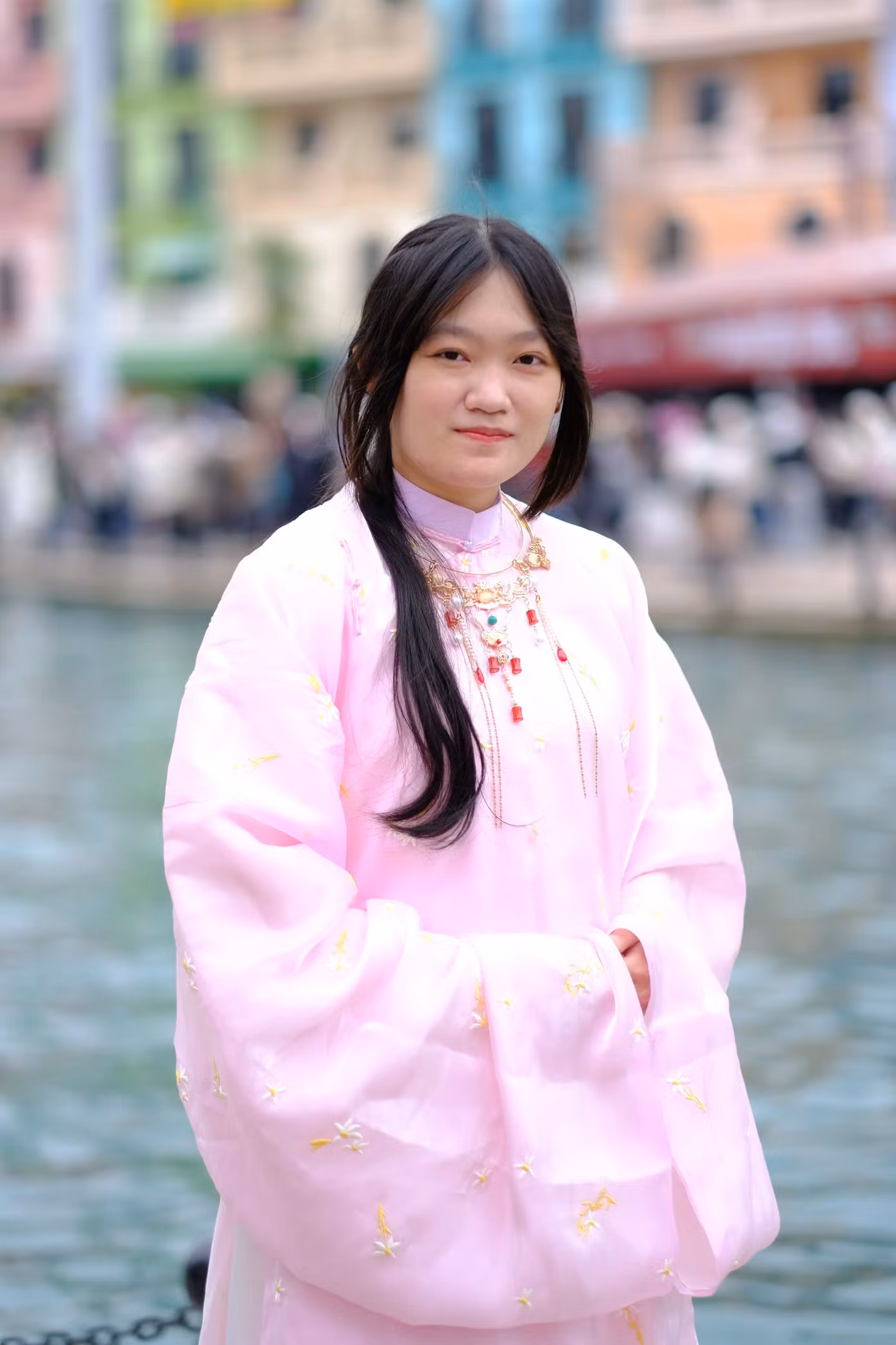 Việc chọn cổ phục cũng là nét tương đồng với một số tiết mục có sử dụng chất liệu nghệ thuật dân gian, truyền thống như Đào liễu, Mưa trên phố Huế...