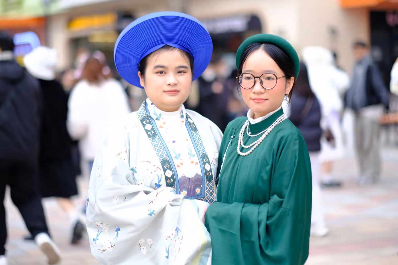 Với nhiều khán giả, chương trình thật sự mang văn hóa, âm nhạc truyền thống, đặc biệt là cổ phục Việt đến gần giới trẻ hơn.