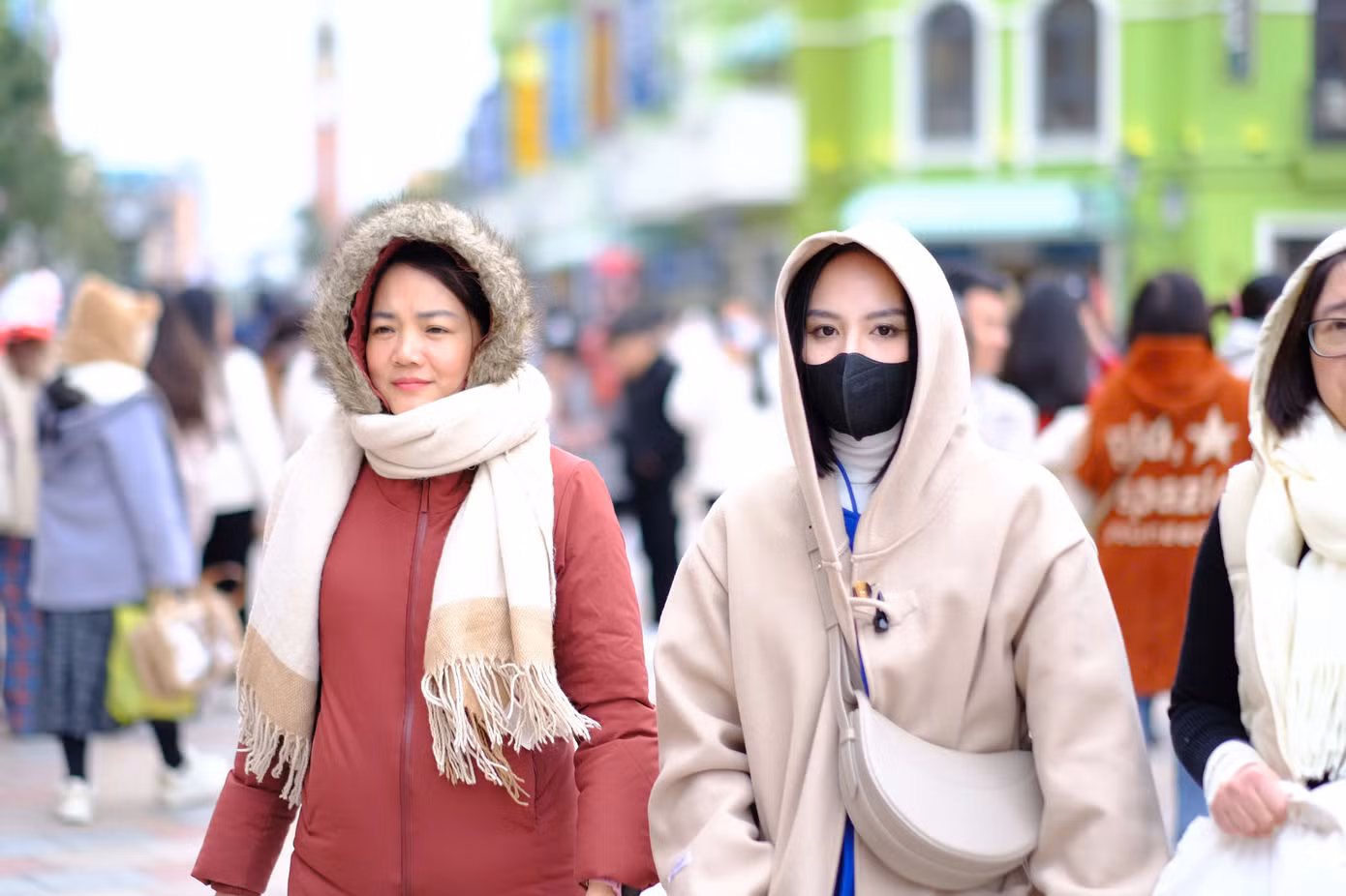 Buổi diễn diễn ra vào buổi tối, nhưng ngay từ sáng người hâm mộ đã có mặt để đổi vòng tay vào cửa, tham gia vào các hoạt động trải nghiệm tại các gian hàng của BTC.