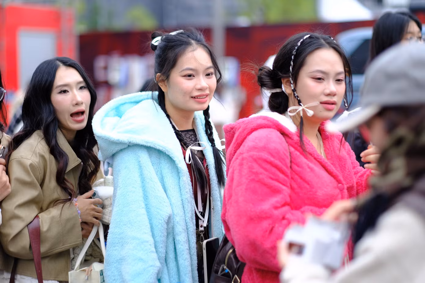 Dưới thời tiết 15 độ C, phần lớn khán giả lựa chọn trang phục ấm áp với áo lông, khăn mũ đầy đủ.