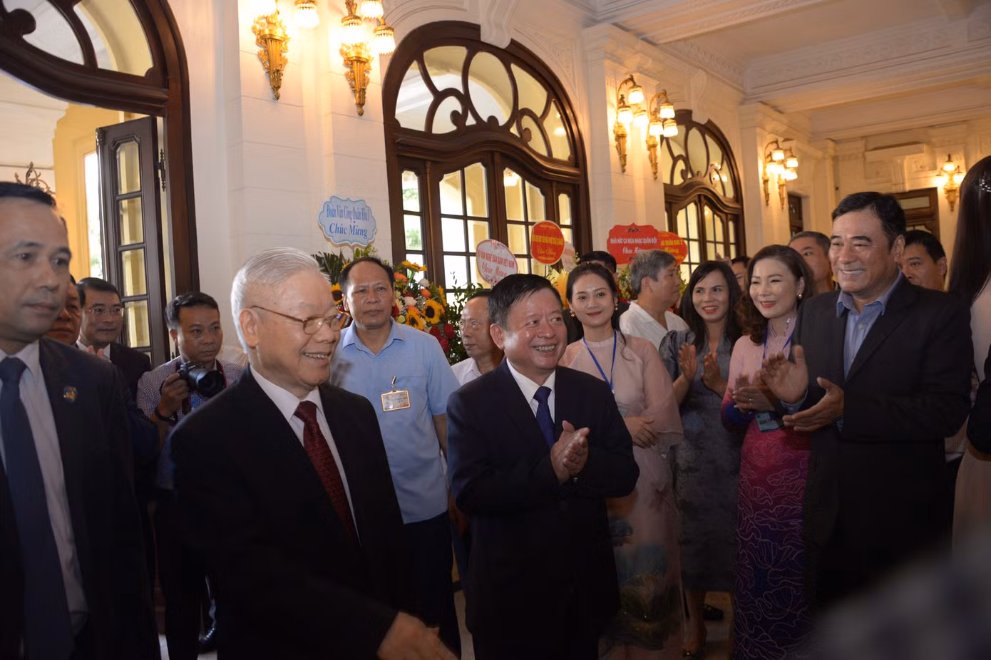 Tổng Bí thư nhấn mạnh tài năng và nhiệt huyết của văn nghệ sĩ đóng góp xứng đáng vào việc hình thành hệ giá trị mới, xây dựng nền văn hóa, văn học nghệ thuật Việt Nam tiên tiến, đậm đà bản sắc dân tộc. "Chính tình hình tư tưởng, tình cảm của đội ngũ trí thức, văn nghệ sĩ hiện nay đã góp phần quan trọng vào sự ổn định chính trị của xã hội, sự phát triển của đất nước”, Tổng Bí thư Nguyễn Phú Trọng nêu. Tổng Bí thư căn dặn văn nghệ sĩ đừng để sự tầm thường, dễ dãi ám ảnh mình.