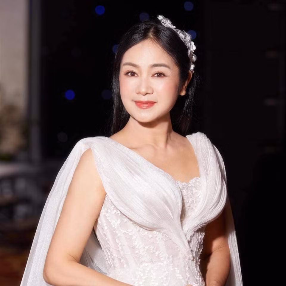 Với đôi mắt sắc, diễm lệ NSND Thu Hà đã trở thành thành ngôi sao của làng điện ảnh phía Bắc. Đến nay ở tuổi 55, chị vẫn duy trì vẻ đẹp, sự rạng rỡ. NSND Thu Hà vừa tham gia bộ phim truyền hình giờ vàng Trạm cứu hộ trái tim, đảm nhận vai người mẹ khó tính, khắc nghiệt với con gái.