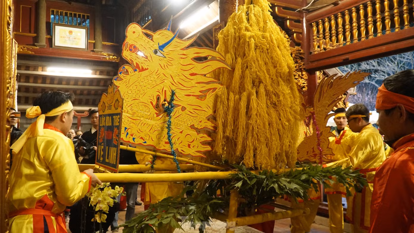 Lễ vật giò hoa tre luôn được du khách quan tâm, tranh cướp.