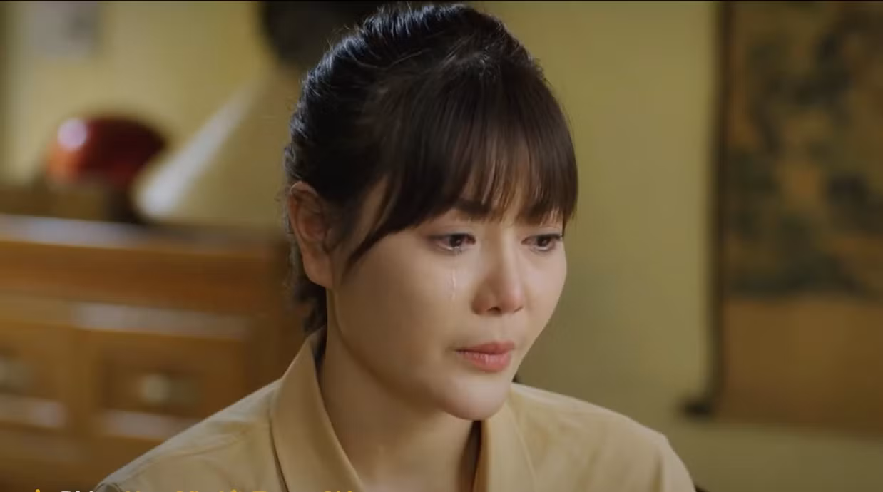 Linh (Thanh Hương) khóc, xin lỗi mẹ chồng vì nói dối việc chuyển về nhà mẹ đẻ bán hàng trong khi tìm mặt bằng kinh doanh.