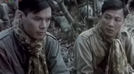 Hoa ban đỏ, còn có sự tham gia của NSND Trung Anh và NSND Trọng Trinh. Trong phim, NSND Trọng Trinh đóng vai Quán - một đồng đội của Phương. NSND Trung Anh đảm nhận một vai nhỏ, xuất hiện thoáng qua.