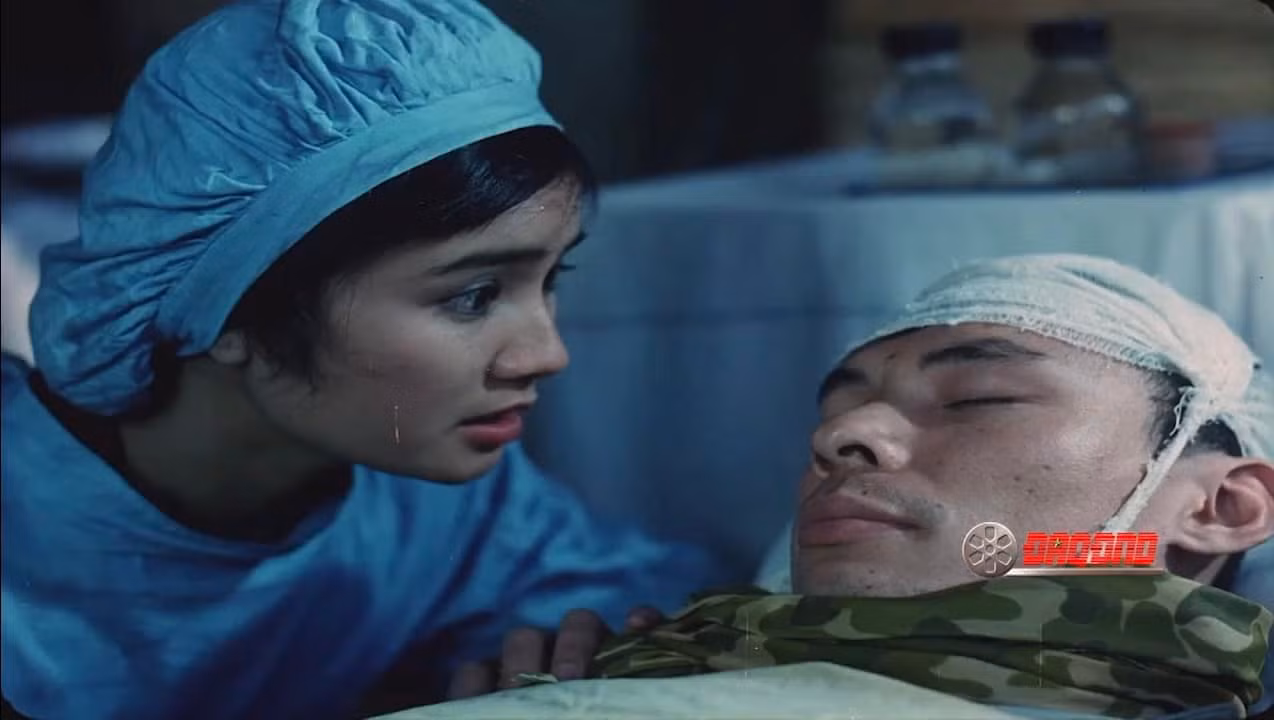 Có sự tham gia của NSND Thu Hà, NSND Trần Lực, NSND Trung Hiếu, NSND Trọng Trinh... Hoa ban đỏ tái hiện những ngày cuối cùng của chiến dịch Điện Biên Phủ, khi chỉ huy cuộc chiếm lĩnh cứ điểm 206, nhân vật Phương (NSND Trần Lực) bị thương và gặp Tấm (NSND Thu Hà) ở bệnh viện quân y. Tấm đem lòng yêu Phương. Sau khi vết thương đã lành Phương về lại đơn vị để tiếp tục chiến đấu.