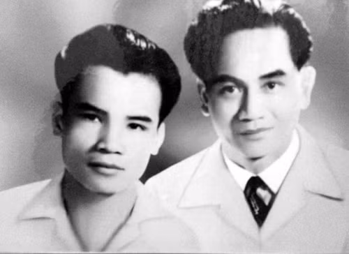 Nhà thơ Hoàng Cát và nhà thơ Xuân Diệu (phải).