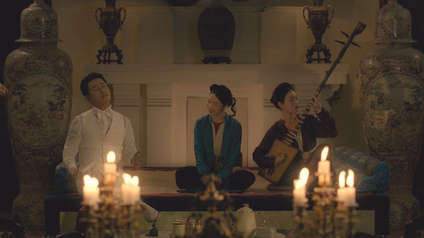 Những phân cảnh của ông phán (Tuấn Hưng) và hai ả đào trong Đào, phở và piano.
