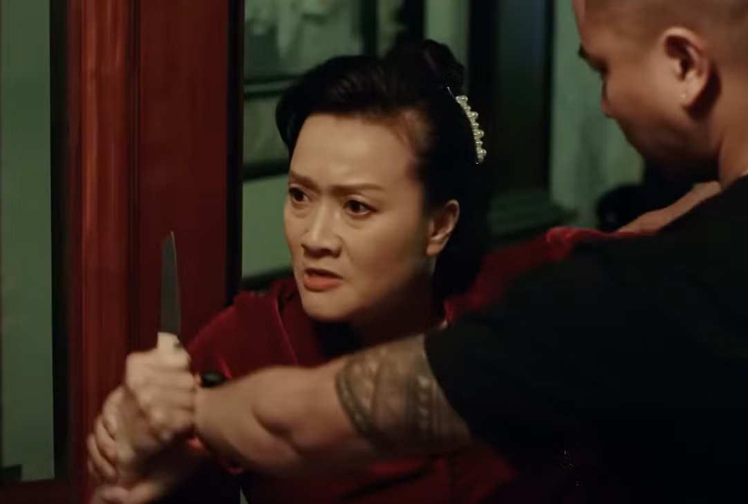 Bà Thư cầm dao đe dọa chồng, yêu cầu ông ta tôn trọng mình.
