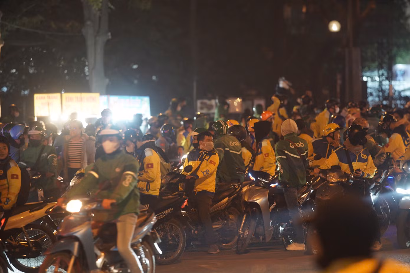 Lượng khách đổ ra quá lớn gây ra hiện tượng ùn ứ, tắc nghẽn xung quanh khu vực sân vận động Mỹ Đình. Lòng đường trở nên hẹp hơn cũng vì lượng lớn xe ôm công nghệ xuất hiện để chờ, đón khách.