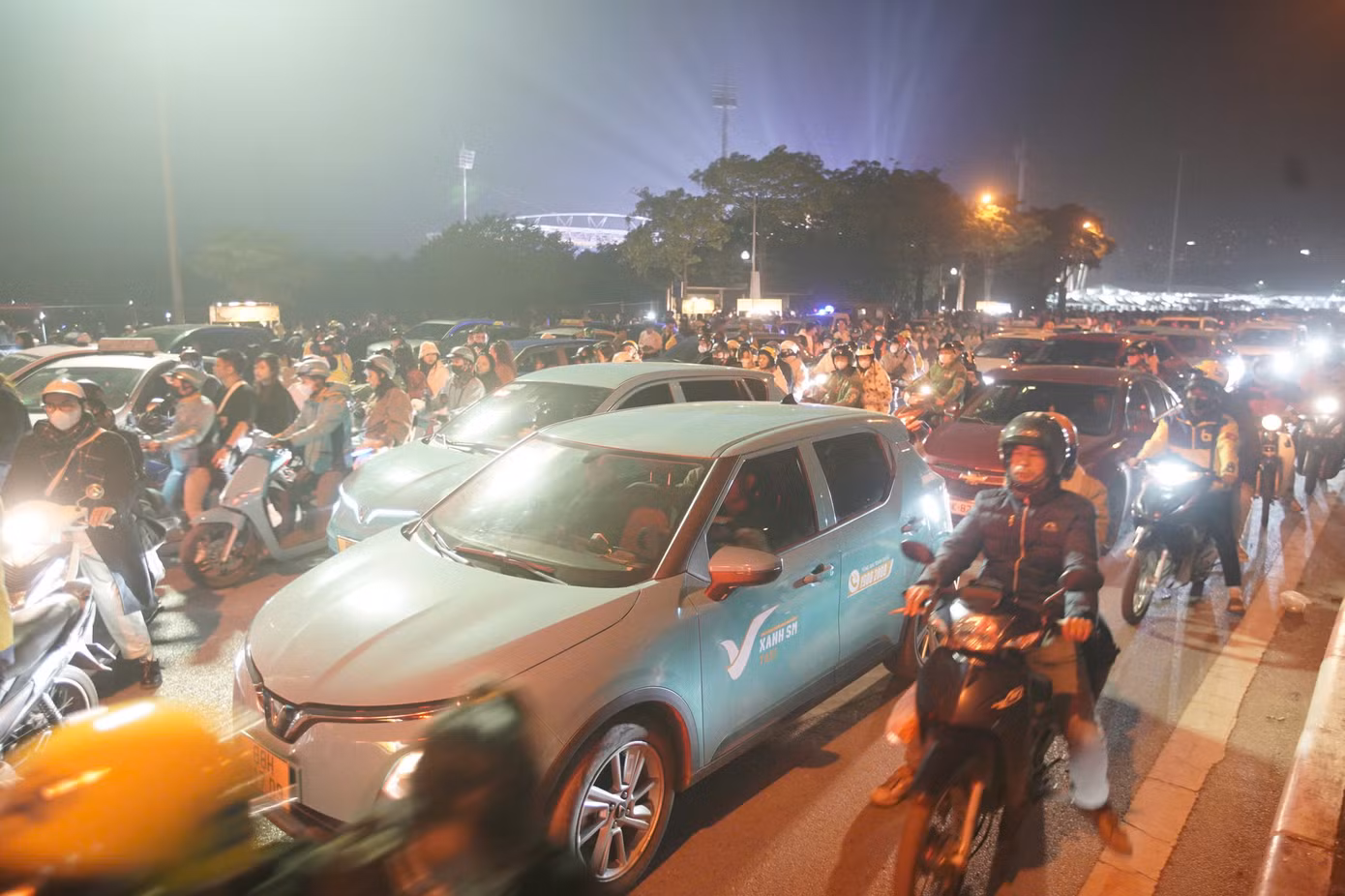 Anh trai say hi concert day 4 kết thúc vào lúc 23h ngày 9/12. Hàng vạn khán giả trong sân đổ ra ngoài khu vực sân vận động Mỹ Đình để trở về nhà sau khi thưởng thức bữa tiệc âm nhạc đầy sắc màu do 30 nghệ sĩ trẻ đem lại.
