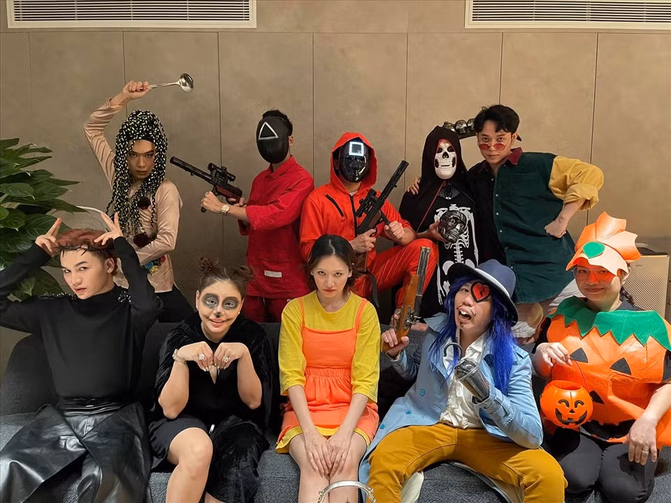 Tại Việt Nam, các nghệ sĩ hào hứng tham gia tiệc hóa trang dịp lễ hội Halloween.