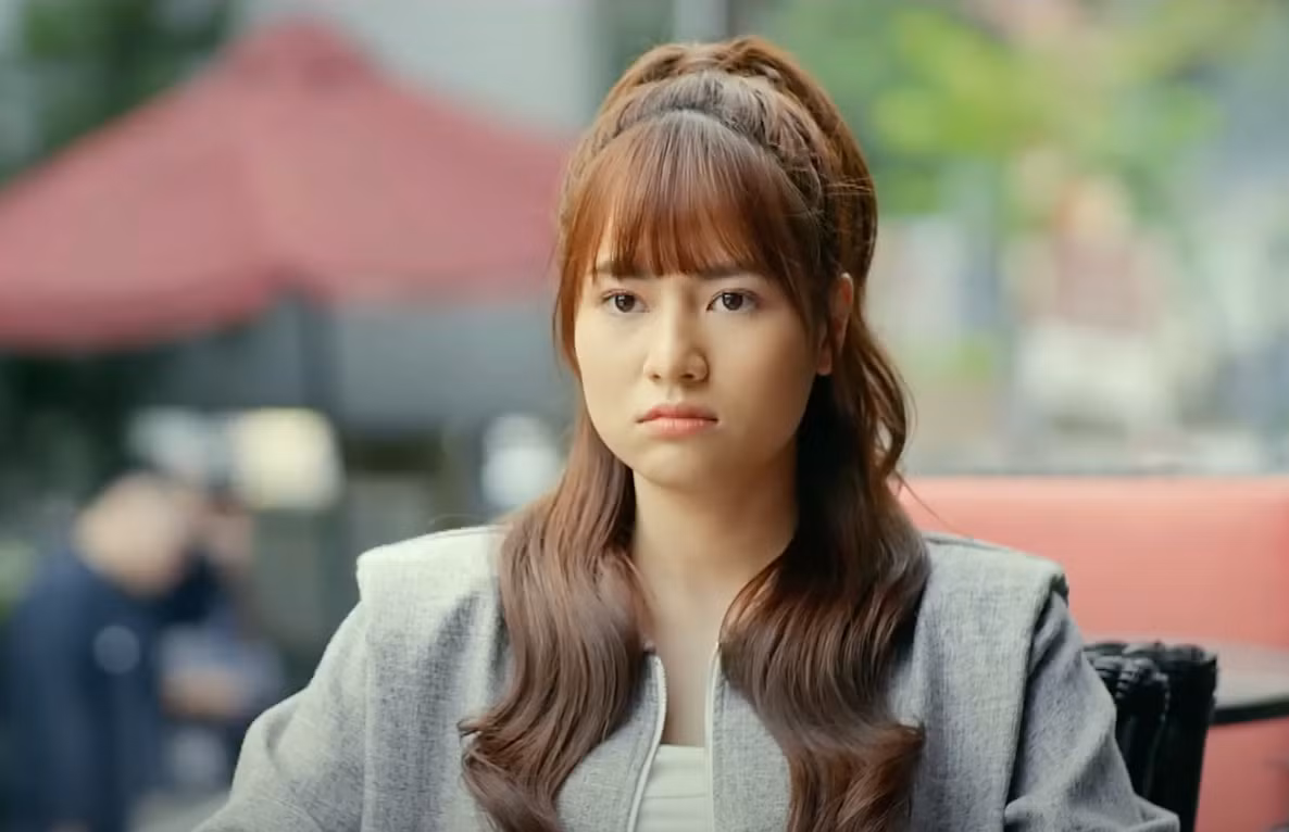 Mình yêu nhau, bình yên thôi xoay quanh cuộc sống hôn nhân của đôi vợ chồng trẻ Đức Anh (Thanh Sơn) và Hân (Việt Hoa).
