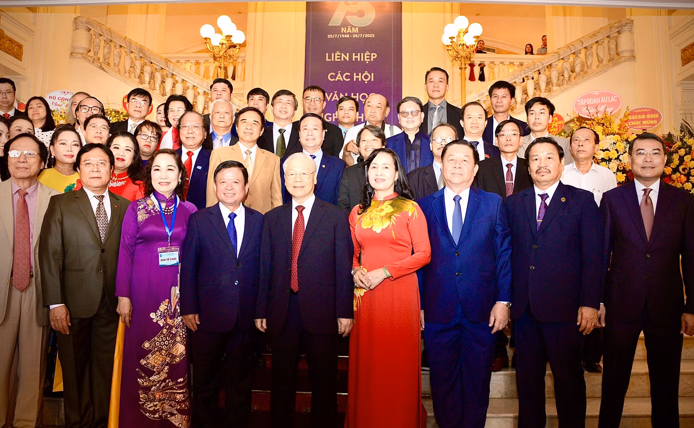 Tổng Bí thư Nguyễn Phú Trọng dự và có bài phát biểu quan trọng tại Lễ kỷ niệm 75 năm Ngày thành lập Liên hiệp các Hội Văn học nghệ thuật Việt Nam (2023), tại Nhà hát Lớn. Tổng Bí thư Nguyễn Phú Trọng khẳng định đội ngũ văn nghệ sĩ gắn bó mật thiết với đời sống của nhân dân.