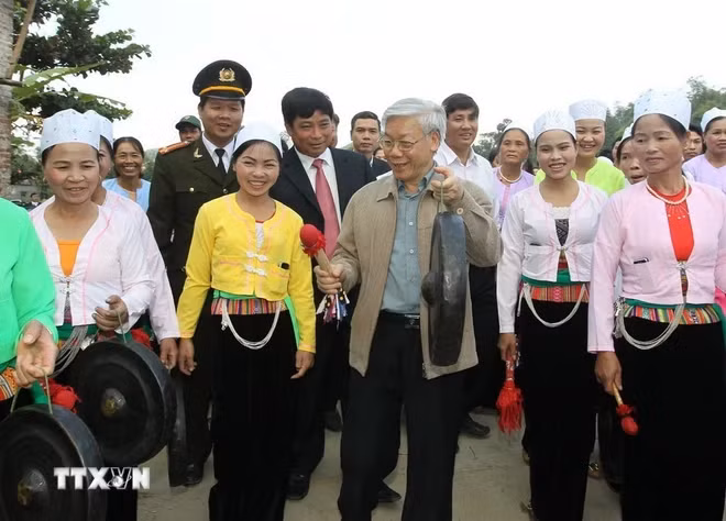 Tổng Bí thư Nguyễn Phú Trọng cùng đánh cồng với đồng bào dân tộc Mường trong Ngày hội Đại đoàn kết toàn dân tộc khu dân cư xóm Cầu, xã Bắc Sơn, huyện Kim Bôi, tỉnh Hòa Bình (13/11/2011). Ảnh: TTXVN.