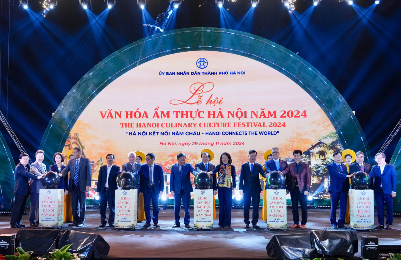 Các đại biểu thực hiện nghi lễ khai mạc Lễ hội Văn hóa ẩm thực Hà Nội 2024.