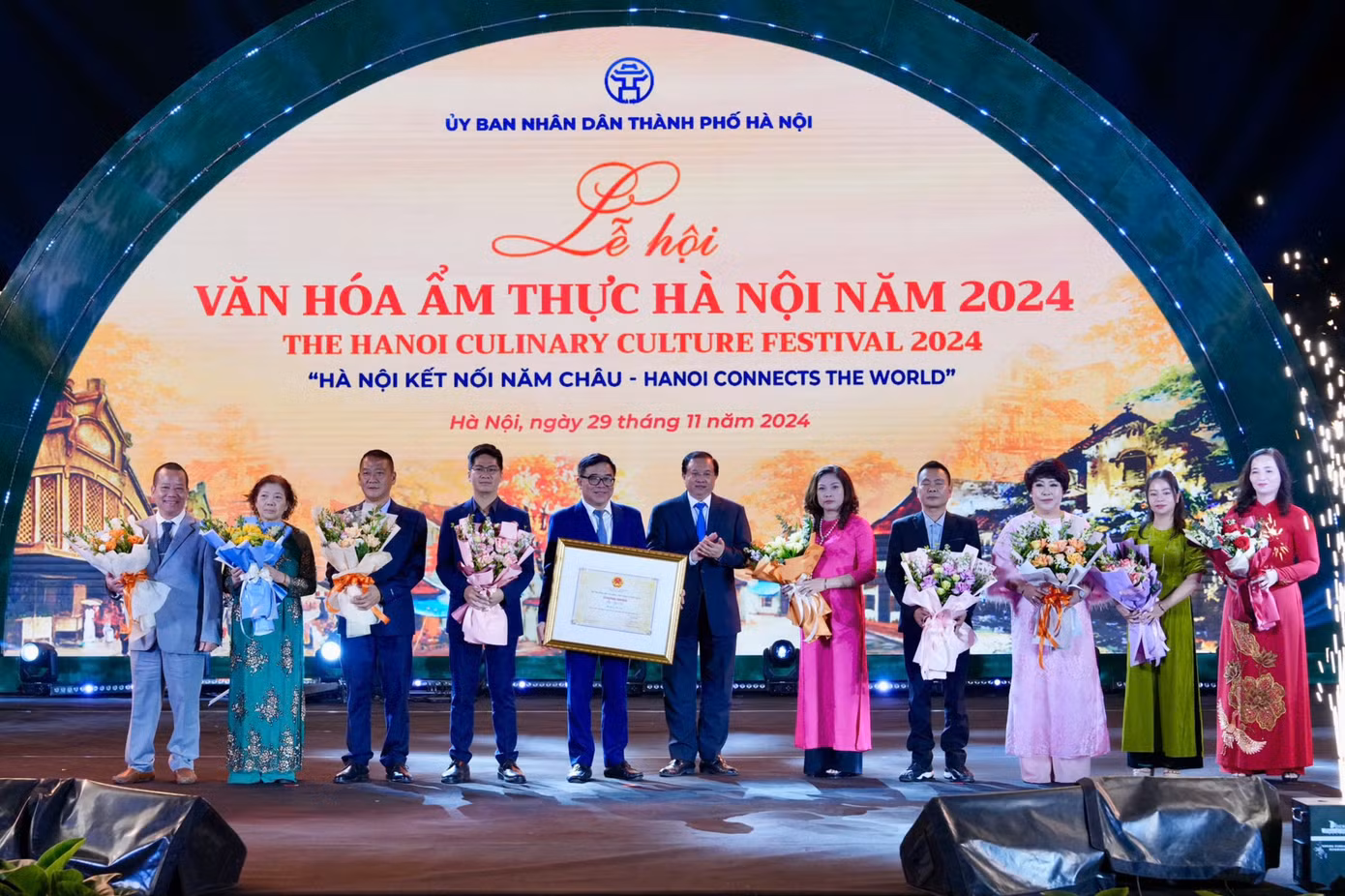 Thứ trưởng Bộ VHTTDL Tạ Quang Đông trao bằng chứng nhận phở Hà Nội là Di sản văn hóa phi vật thể quốc gia cho đại diện TP. Hà Nội.