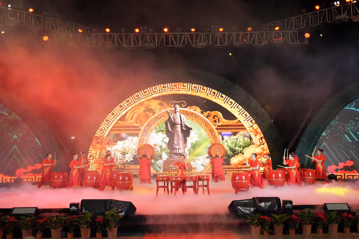 Lễ khai mạc Lễ hội Văn hóa ẩm thực Hà Nội diễn ra tại công viên Thống Nhất (Trần Nhân Tông, Hai Bà Trưng) tối 29/11.