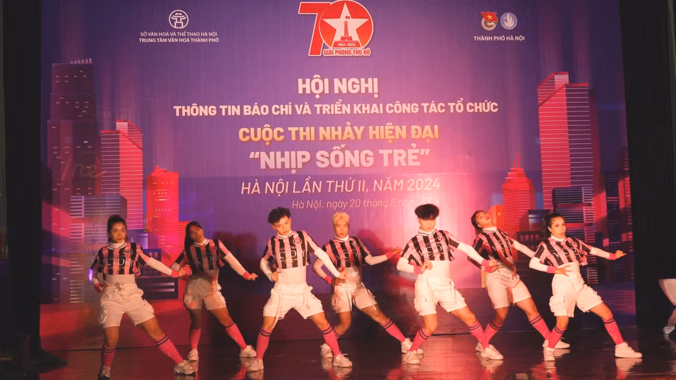 Nhóm nhảy đạt giải Nhất cuộc thi nhảy hiện đại Nhịp sống trẻ - Hà Nội lần thứ I.