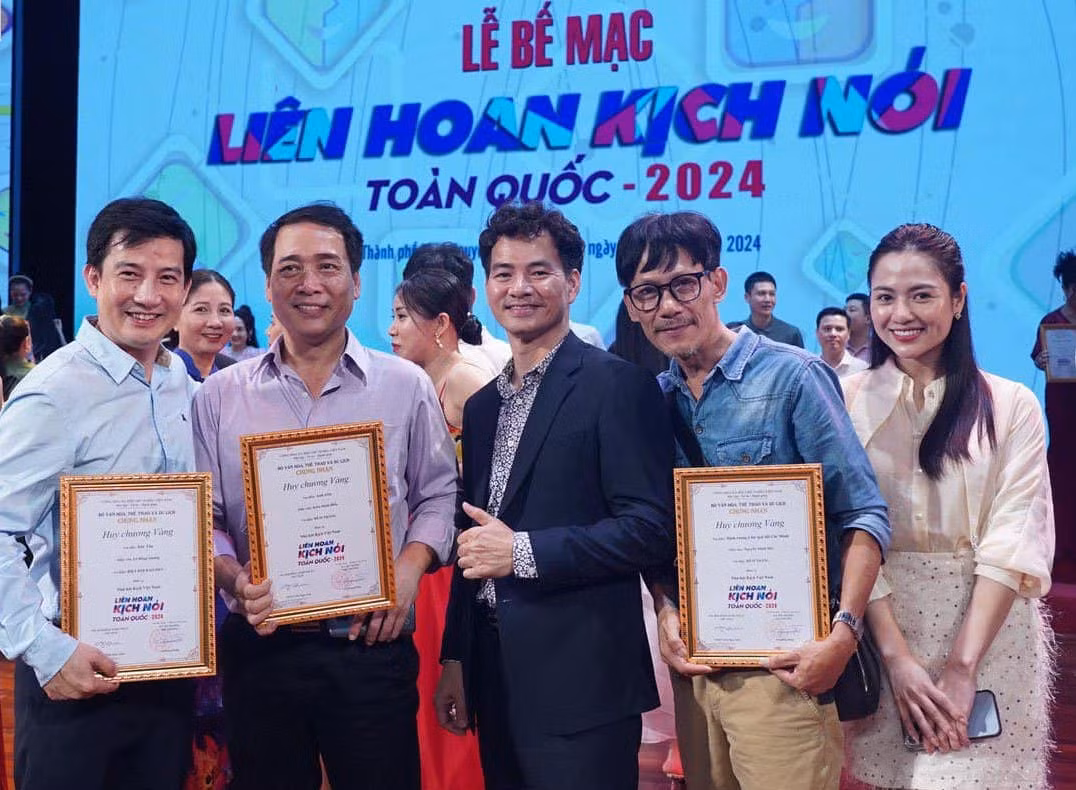Đêm trắng đem về cho Nhà hát Kịch Việt Nam 4 huy chương Vàng, trong đó có một huy chương Vàng vở diễn và 3 huy chương Vàng cho diễn viên.