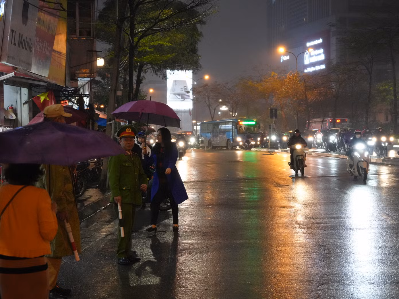 Phía bên ngoài cũng như trong khuôn viên chùa đều có lực lượng chức năng phường thường xuyên làm nhiệm vụ hướng dẫn, phân luồng nên tình hình an ninh trật tự được bảo đảm hơn nhiều năm trước đó.