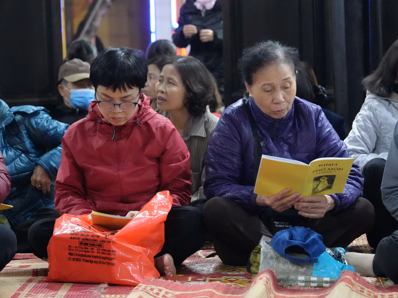 Người tham dự lễ cầu an hay lễ dâng sao giải hạn chăm chú làm theo hướng dẫn của nhà chùa để hoàn thành lễ cầu an. Thực tế, tục dâng sao giải hạn có nguồn gốc Trung Quốc, xuất phát từ niềm tin rằng mỗi năm con người có một vì sao chiếu mệnh. Có tất cả chín sao gồm Thái Dương, Thái Âm, Mộc Đức, Kế Đô, La Hầu, Thái Bạch, Thổ Tú, Vân Hán, Thủy Diệu. Trong đó, Thái Dương, Thái Âm là sao tốt, còn La Hầu, Kế Đô, Thái Bạch là những sao xấu, khiến con người gặp phải chuyện không may, ốm đau, bệnh tật.