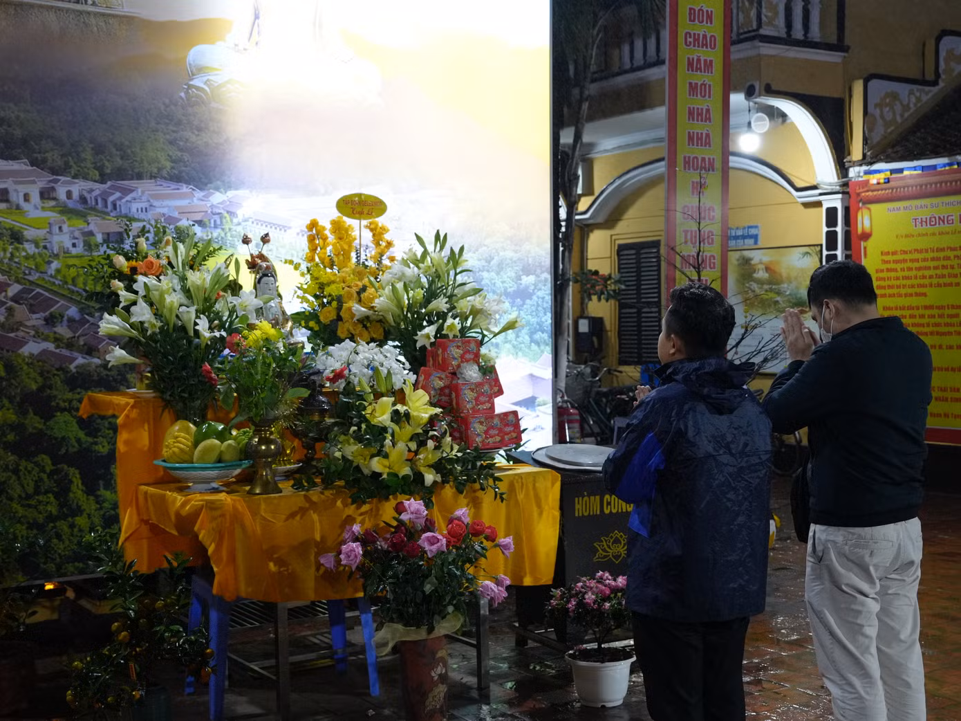 Trước kỳ nghỉ Tết Nguyên đán 2024, Thủ tướng có công điện yêu cầu không để xảy ra các hoạt động mê tín dị đoan, dâng sao giải hạn, gọi hồn, cúng vong, trục vong, cúng oan gia trái chủ… tại các cơ sở tín ngưỡng, cơ sở tôn giáo, thờ tự. Tuy nhiên, người dân vẫn chưa thể thay đổi thói quen đóng tiền làm lễ dâng sao giải hạn.