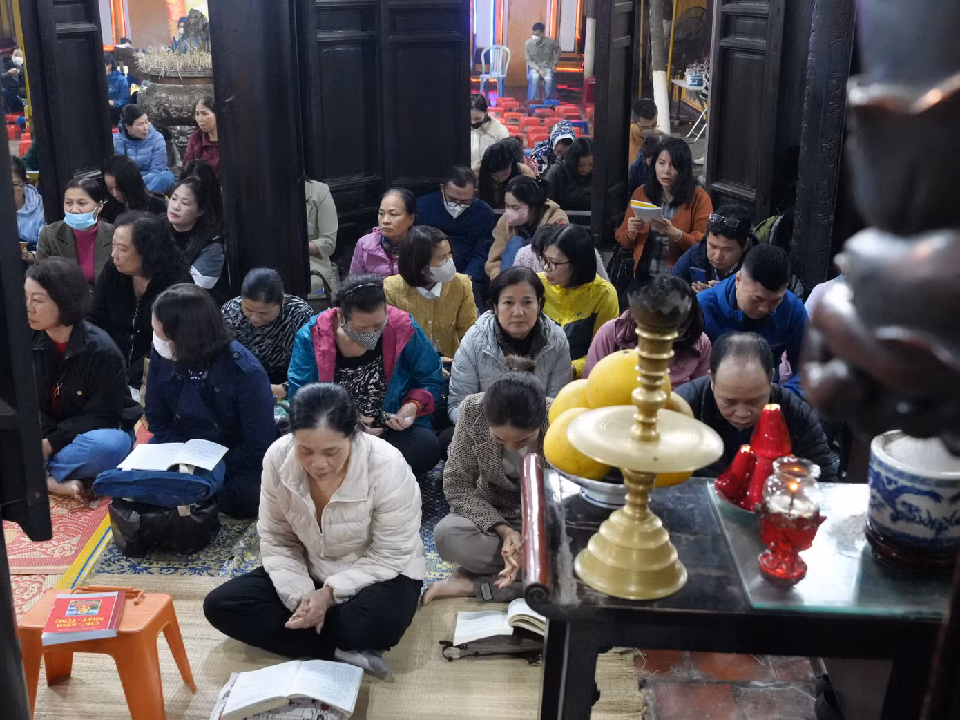 Để tham gia khóa lễ này người dân phải đăng ký và đóng tiền từ trước đó khá lâu. Giá cả tùy thuộc vào độ “xấu” của sao chiếu mệnh thành viên trong gia đình. Mỗi người tham gia lễ giải hạn sẽ nộp 150.000-200.000 đồng/ người.