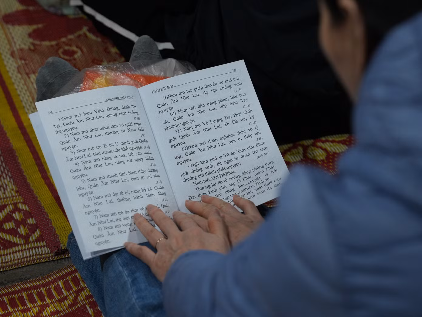 Bên trong điện thờ chính rất đông người tham dự lễ cầu an. Mỗi người đến đây đều được phát kinh để đọc.