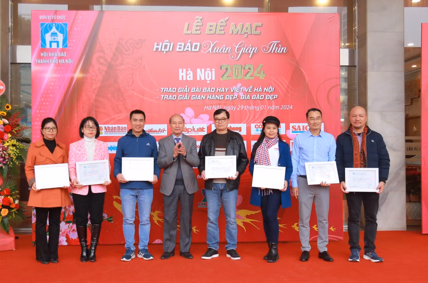 Tác giả Hữu Lộc (giữa), báo Tiền Phong được khen thưởng bài báo hay viết về Hà Nội.