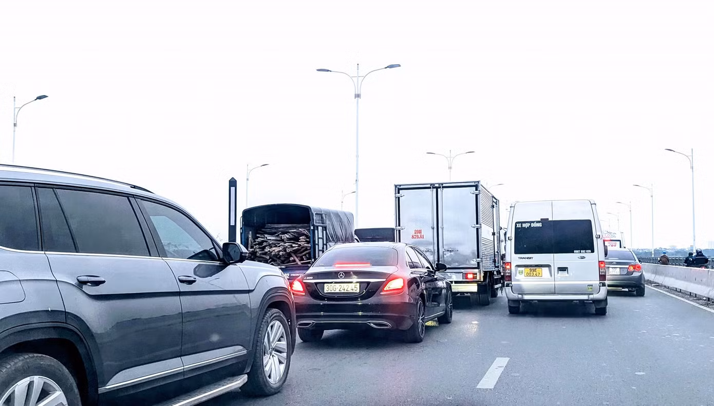 Từ cuối giờ chiều, tại cầu Vĩnh Tuy ghi nhận tình trạng ùn tắc kéo dài. Theo phản ánh của người dân mọi ngả đường hướng về phía Hưng Yên, từ cầu Vĩnh Tuy, Cổ Linh, cầu Thanh Trì tới đê Xuân Quan, Bát Tràng, Bát Khối, tới Đường 5, Trâu Quỳ, Gia Lâm... đều gặp tình trạng ùn tắc.