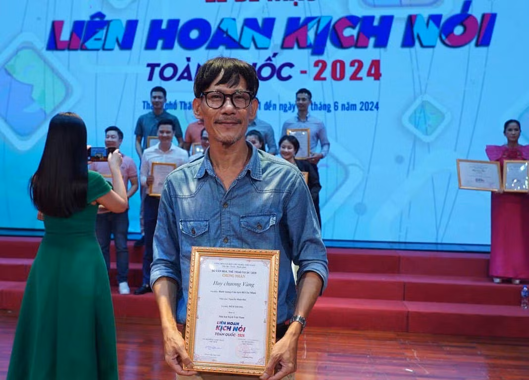 Đêm trắng đem về cho Nhà hát Kịch Việt Nam 4 huy chương Vàng, trong đó có một huy chương Vàng vở diễn và 3 huy chương Vàng cho diễn viên.