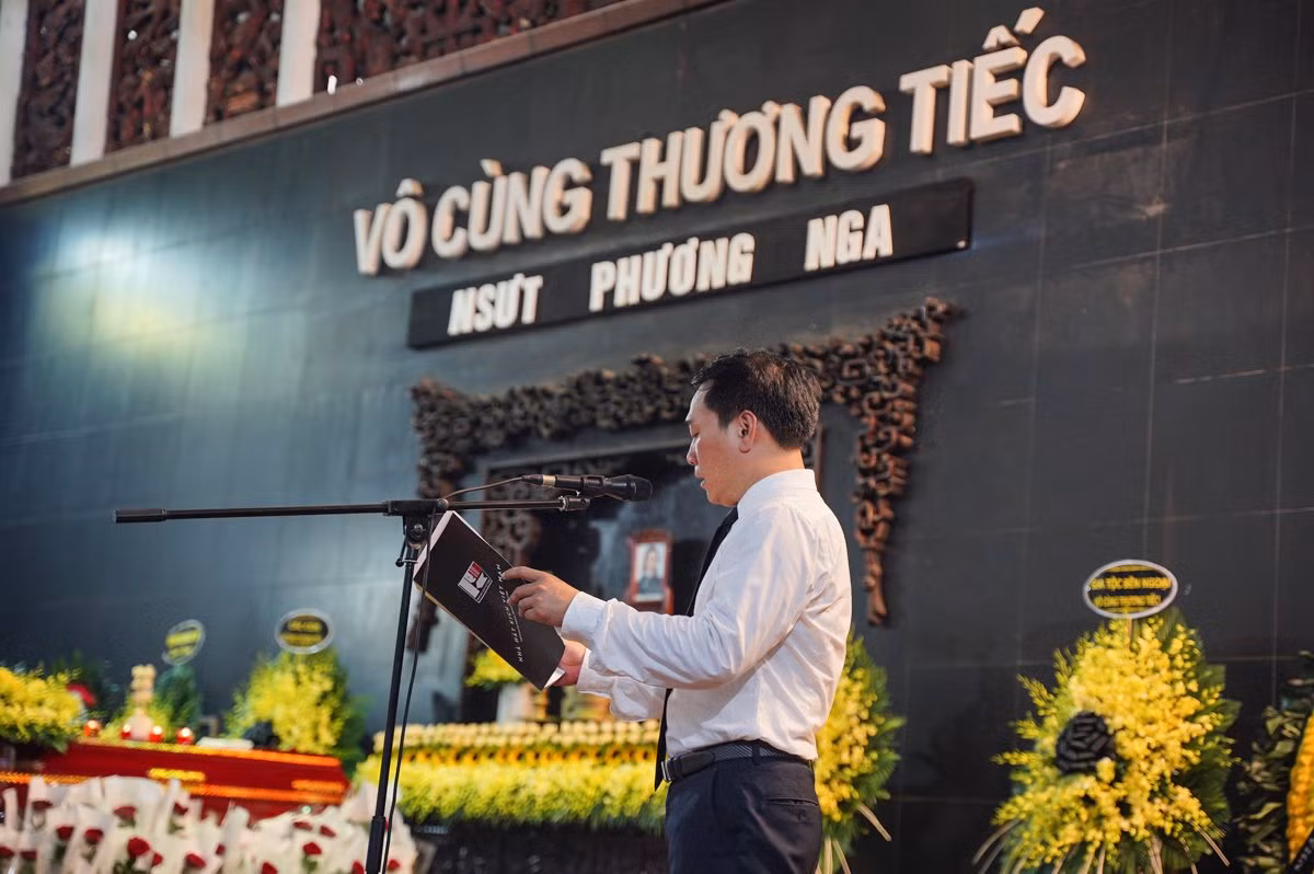 NSƯT Kiều Minh Hiếu - Phó Giám đốc Nhà hát Kịch Việt Nam - đọc điếu văn tiễn biệt NSƯT Phương Nga. Ảnh: Đức Nguyễn.