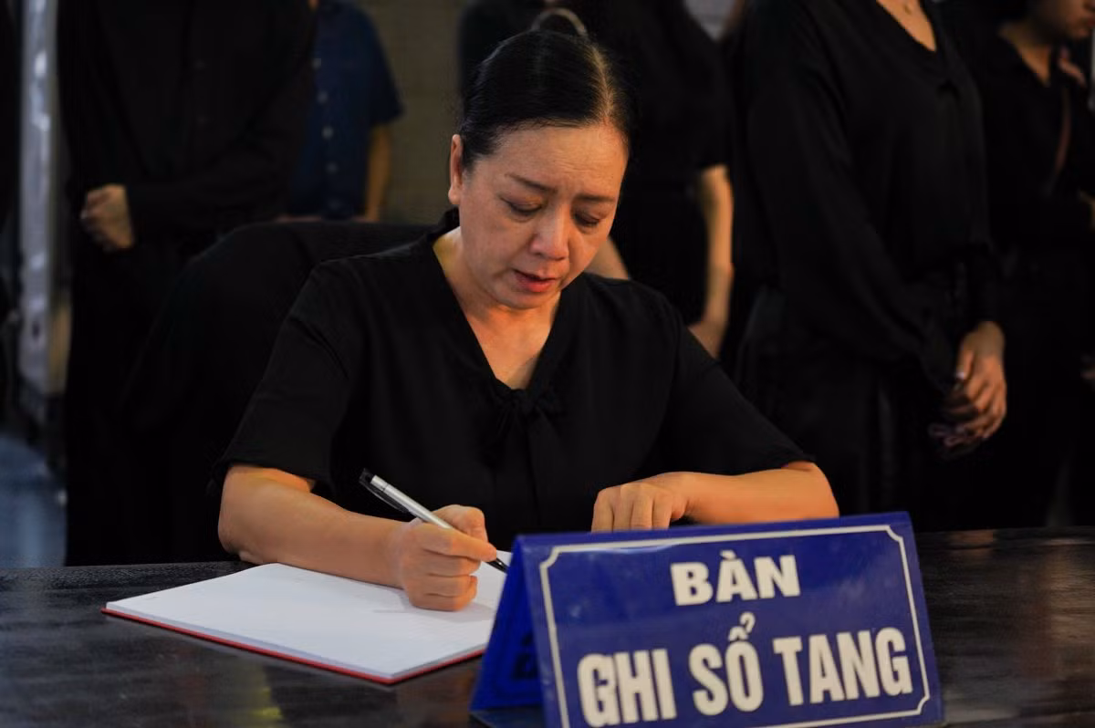 NSƯT Chiều Xuân vô cùng xót xa, nén nước mắt viết những lời cuối cho NSƯT Phương Nga. Ảnh: Đức Nguyễn.