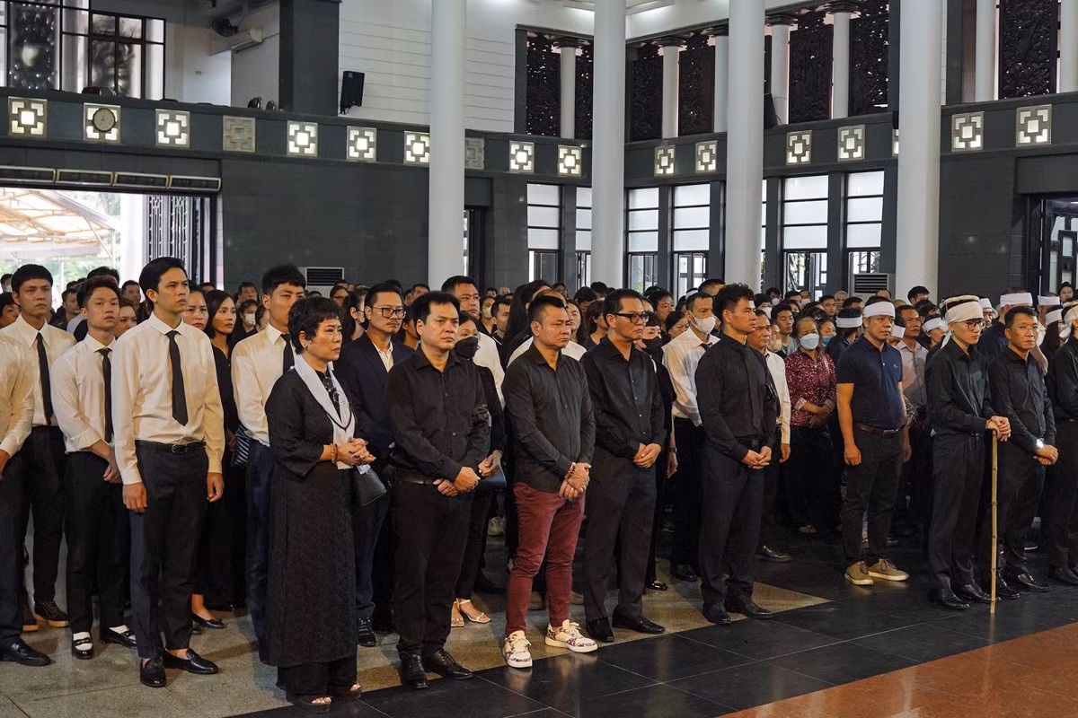 Đông đảo người thân, đồng nghiệp, bạn bè NSƯT Bùi Phương Nga đến tiễn biệt nữ nghệ sĩ. Ảnh: Đức Nguyễn.